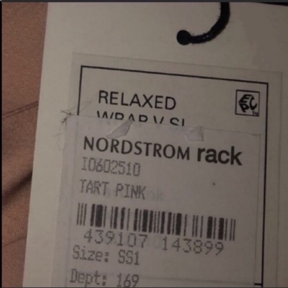 Theory Women's Sleeveless Relaxed Wrap Vneck Top
Silk NWT! sold out ! Exclusive - Picture 7 of 10